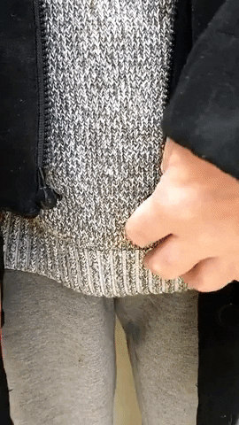 ADLhulpmiddelenNL giphygifmaker adl hulpmiddelen magneetrits eenhandig aankleden GIF