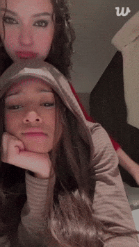 Lara Stan Twitter GIF