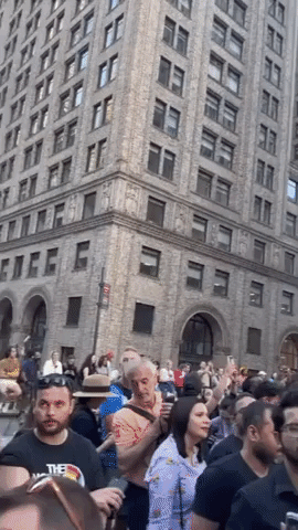Crowds Gather in NYC to Witness 'Manhattenhenge' Sunset