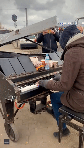 Pianist Performs for Ukrainian Refugees Crossing Into Poland