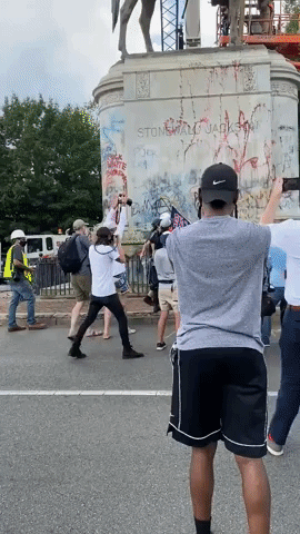 Crowd Surrounds Pro-Statue Protester in Richmond