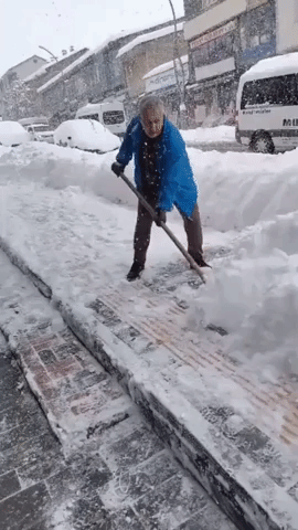 Local Shovels Path Clear in Mus as Snow Closes Schools in Turkey
