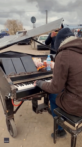 Pianist Performs for Ukrainian Refugees