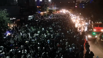 Protesters March Towards Government House in Bangkok as Police Erect Barricade