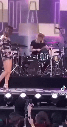 fororegon dua lipa GIF
