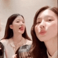 Gidle Kiss GIF