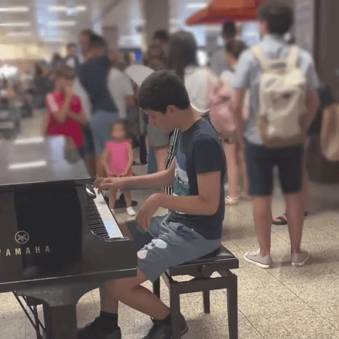 Pianist Uses Flight Delay to Practice Jazzy Notes
