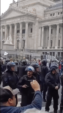 Protesters Face Wall of Police After Argentina's Senate Approves Controversial State Reform