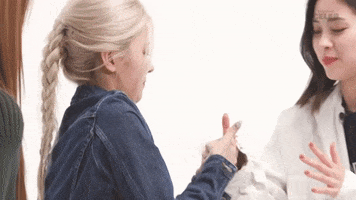Itzy Thumb War GIF by BuzzFeed