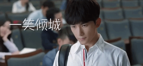 wei wei yi xiao hen qing cheng GIF
