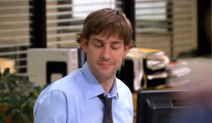 News Sebrae MEI - Edição 11 - GIF da série The Office, homem e mulher em suas mesas, no escritório, batendo à distância.