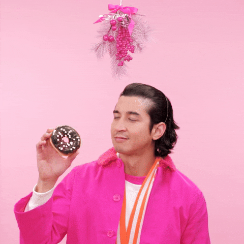 inFlux blog - chunks - american breakfast - donut - doughnut

DESCRIÇÃO DA IMAGEM: Um homem está dando um beijinho em um donut com cobertura de chocolate e confeitos redondos. Ele está vestindo uma camisa rosa choque e o cenário e a decoração são completamente rosa. 