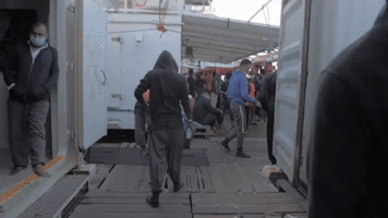 180 Migrants Allowed Disembark Rescue Ship in Sicily