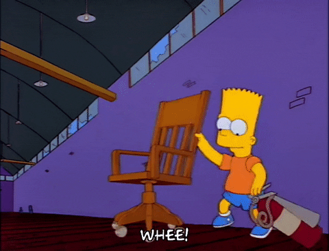 Personagem Bart dos Simpsons senta em uma cadeira de rodinhas e aciona um extintor de incêndio. Então, é empurrado para longe.