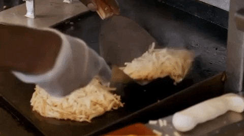 inFlux blog - chunks - american breakfast - hash browns

Descrição da imagem: Alguém está preparando hash browns em uma chapa. 
