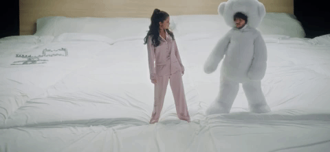 não e tudo isso em espanhol

DESCRIÇÃO: A cantora norte-americana Selena Gomez aparece no clipe da música "I can't get enough" junto com o seu noivo, o produtor Benny Blanco. Ela está usando um pijama rosa e ele está vestido de ursinho de pelúcia branco. 
