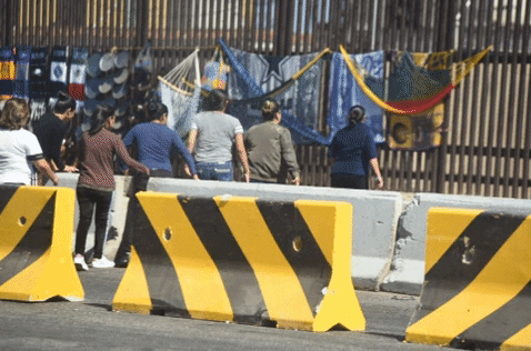 elsolde_mexico giphygifmaker trump muro frontera GIF