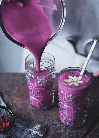 inFlux blog - chunks - american breakfast - smoothie - strawberry smoothie

DESCRIÇÃO DA IMAGEM: Uma pessoa coloca um smoothie bem roxo em dois copos. 