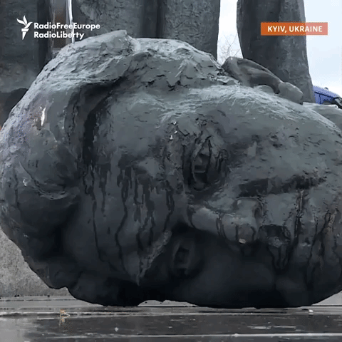 Kyiv Residents Welcome Removal of Soviet-Era Monument