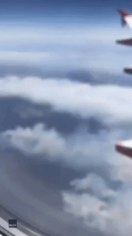 'That's Huge': Towering Bushfire Smoke Seen From Plane in Passenger Video