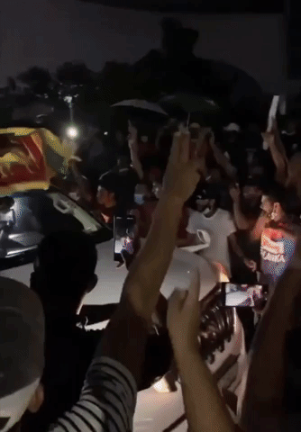 Sri Lankan Demonstrators Defy Government Curfew
