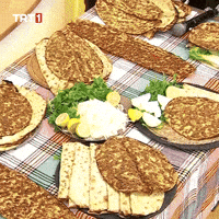 Hungry Party GIF by TRT