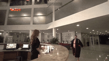 Sự lạ lùng của ông chủ mới khiến nhân viên bàn tán