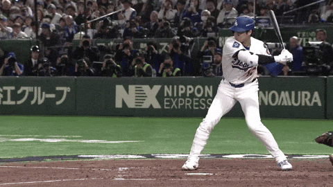 baseball em espanhol

DESCRIÇÃO DA IMAGEM: Shohei Ohtani, rebatedor do Los Angeles Dodgers, está rebatendo uma bola. 