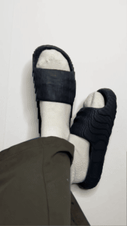 Remera y ojotas en uso