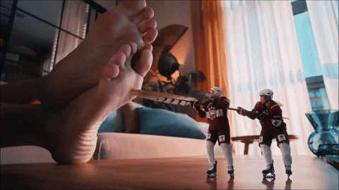 b3jpb25zywludebnbwfpbc5jb20 giphyupload man feet her GIF