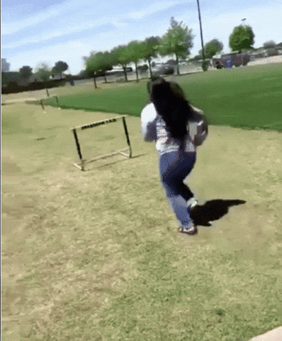 femme qui se prend les jambes dans un obstacle