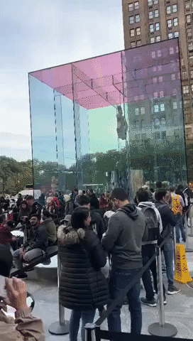 New iPhone Launch Draws Crowds to Manhattan Apple Store