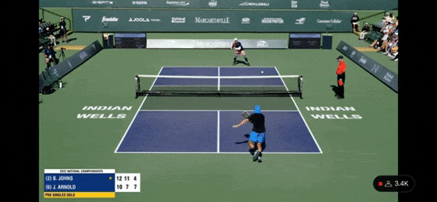 Sử dụng cú tweener khi bạn đang không trong tư thế đánh bóng thuận lợi