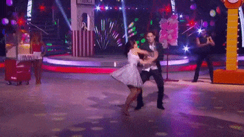 mira quien baila baile GIF by Univision Entretenimiento
