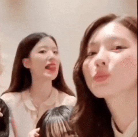 Gidle Kiss GIF