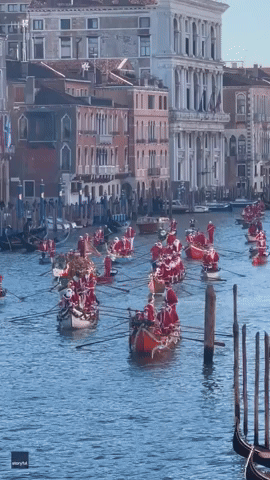 Christmas Regatta Brings Festive Cheer to Venice's Grand Canal