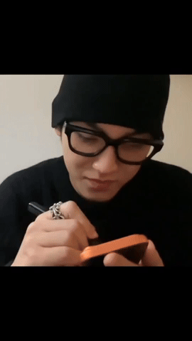 Мингю из SEVENTEEN стал вирусным из-за того, что закрасил свой iPhone чёрным маркером 4 giphy