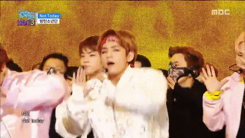 Groupe de K-pop qui danse sur scène