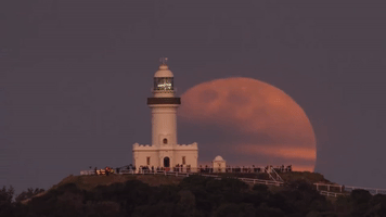 Photographer Captures 'Red Moon' at Cape Byron