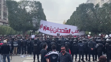 Thousands Demonstrate in Tunis Despite Police Blockade