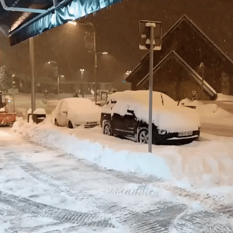 Snow Piles Up in Andorra Resort Town Amid Avalanche Warnings