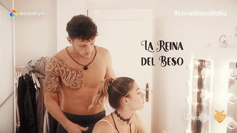 Giphy - Couple Kiss GIF by Love Island Italia