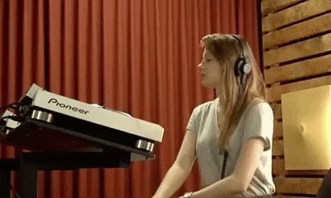 Charlotte de Witte dentro de um estúdio tocando música eletrônica. 