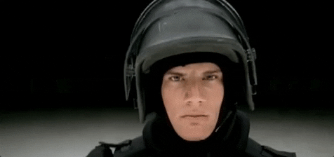 Animation d'un homme des forces de l'ordre se protégeant en abaissant la visière de son casque